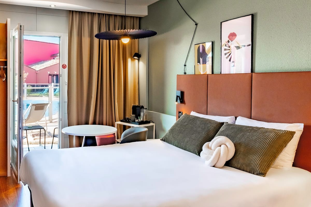 Comfort Room, 1 Double Bed | In-room safe, individually decorated, individually furnished, desk