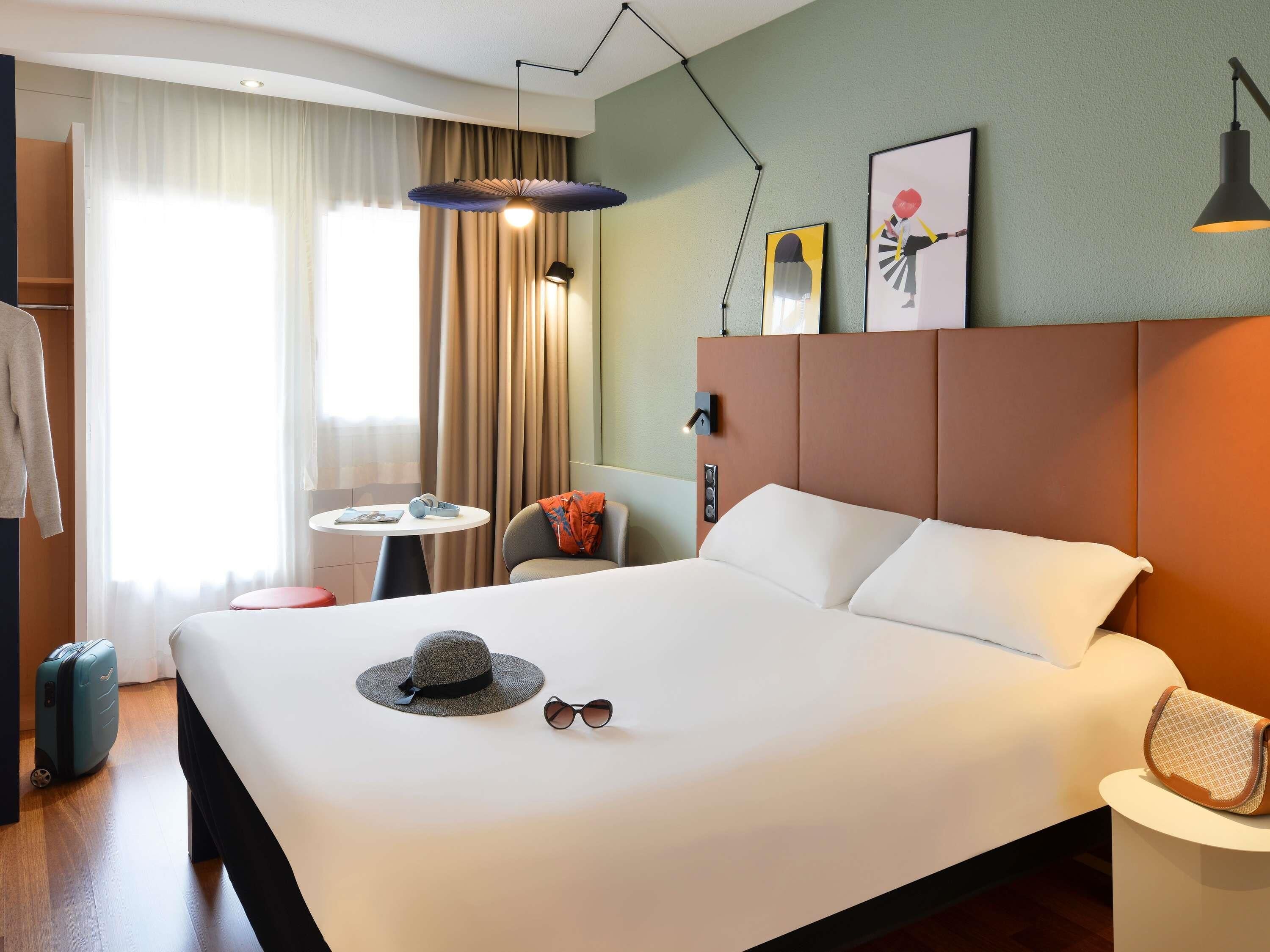 Standard Room, 1 Katil Kelamin (Double) | Dihias secara berasingan, dilengkapkan perabot secara berasingan, meja 