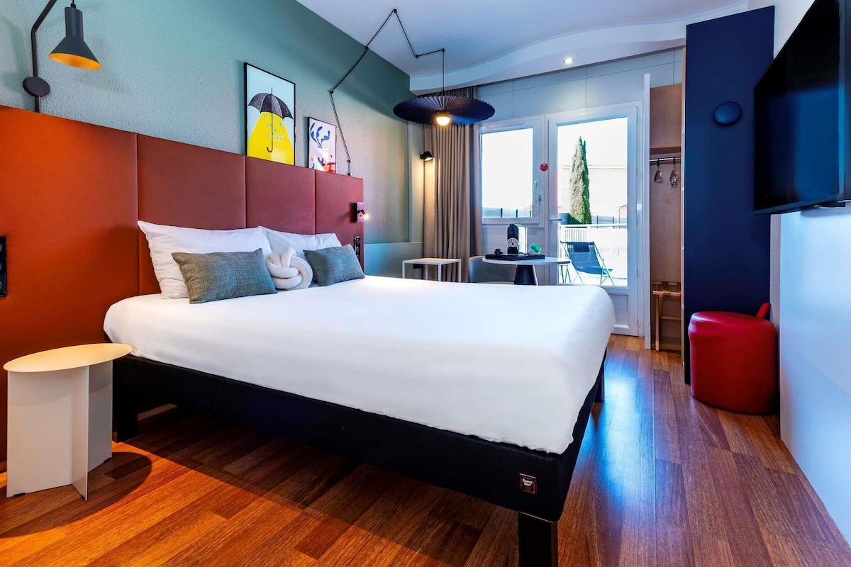 Habitación Confort, 1 cama matrimonial | Decoración personalizada, muebles diferentes y escritorio