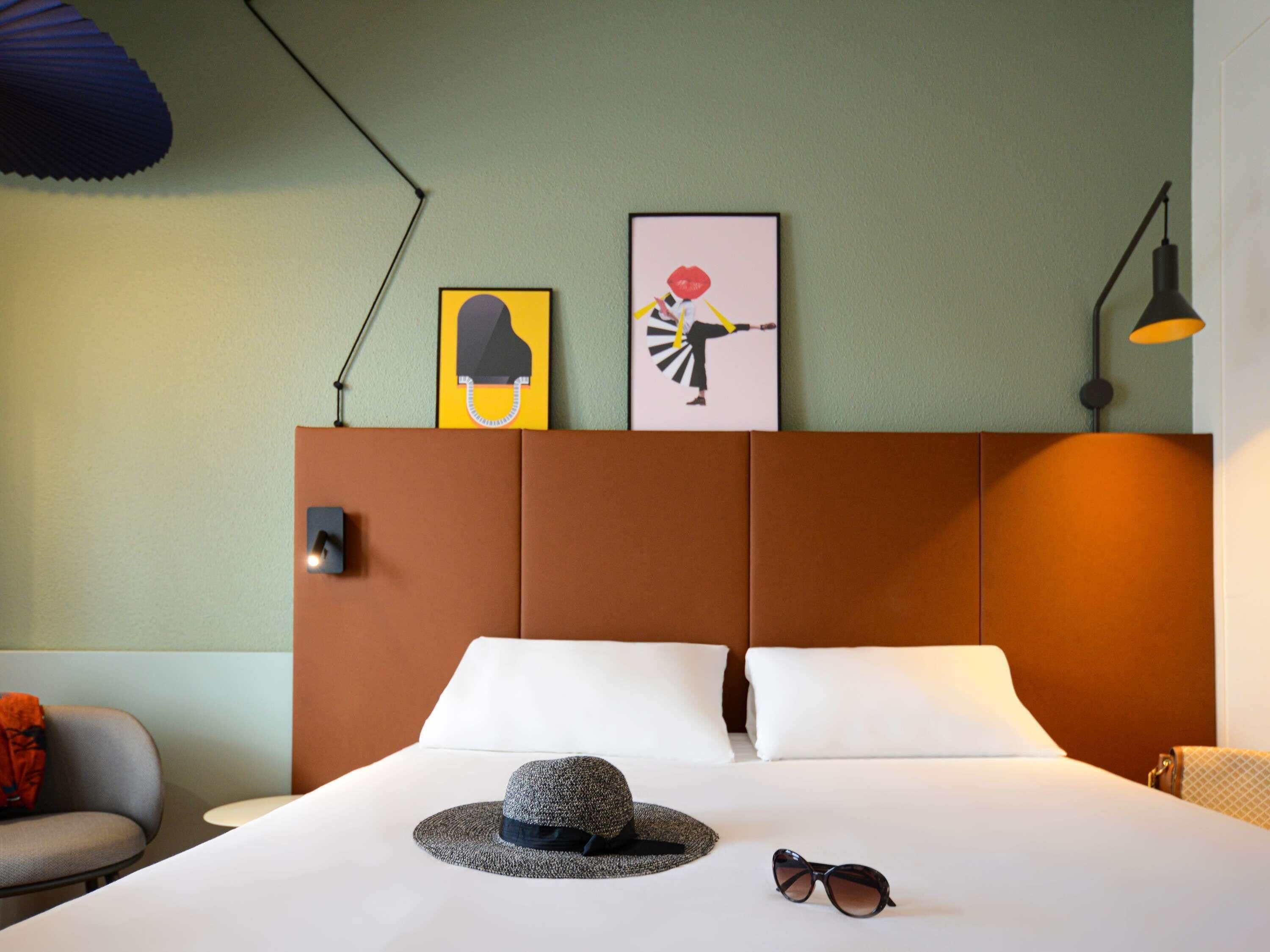 Comfort Room, 1 Double Bed | In-room safe, individually decorated, individually furnished, desk