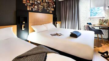 Standardzimmer, Mehrere Betten | Zimmersafe, individuell dekoriert, individuell eingerichtet