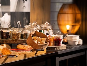 Dagelijks ontbijtbuffet (EUR 9.50 per persoon)