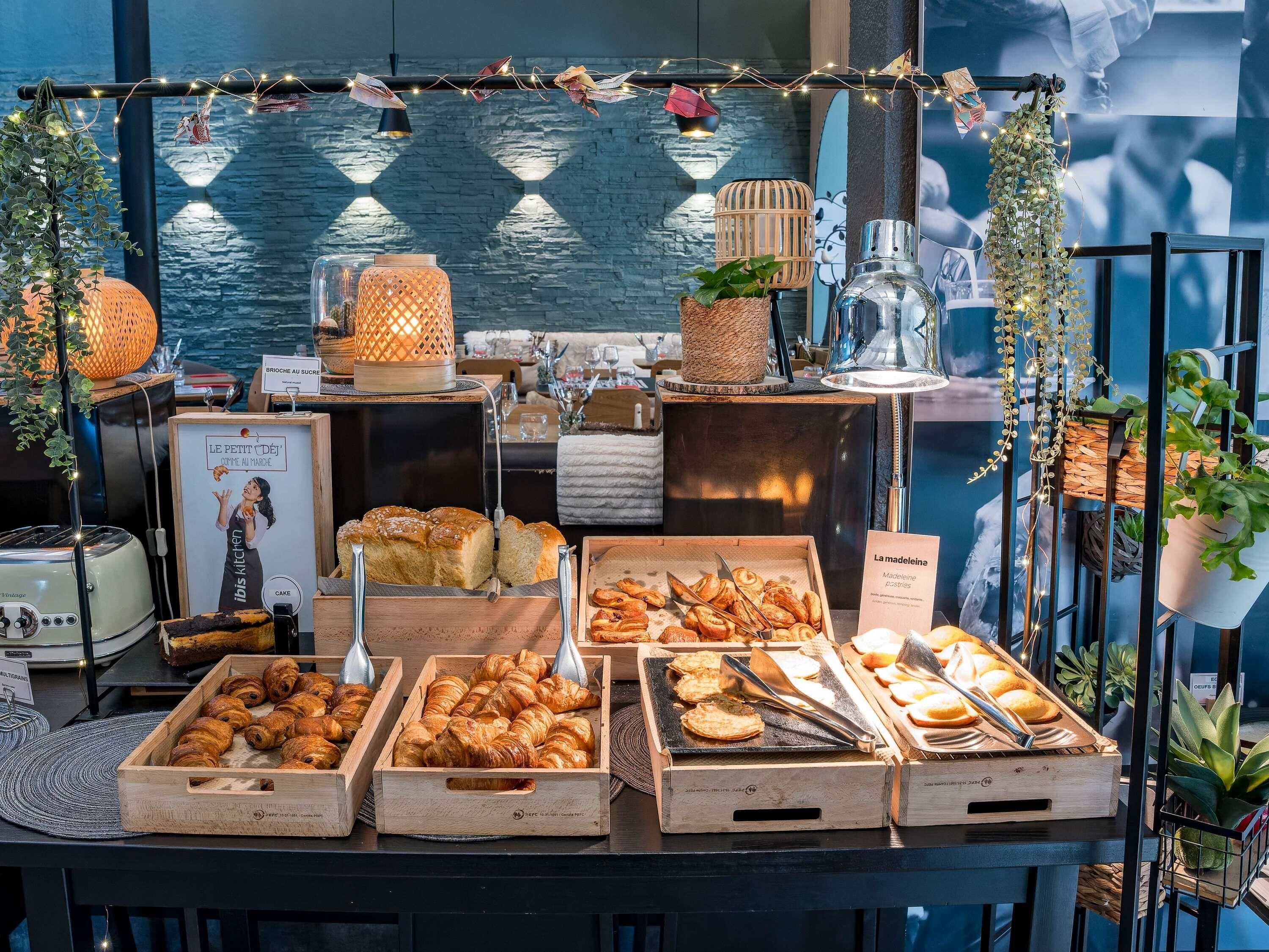 Tägliches Frühstücksbuffet (14.90 EUR pro Person)