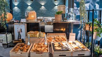 Tägliches Frühstücksbuffet (14.90 EUR pro Person)