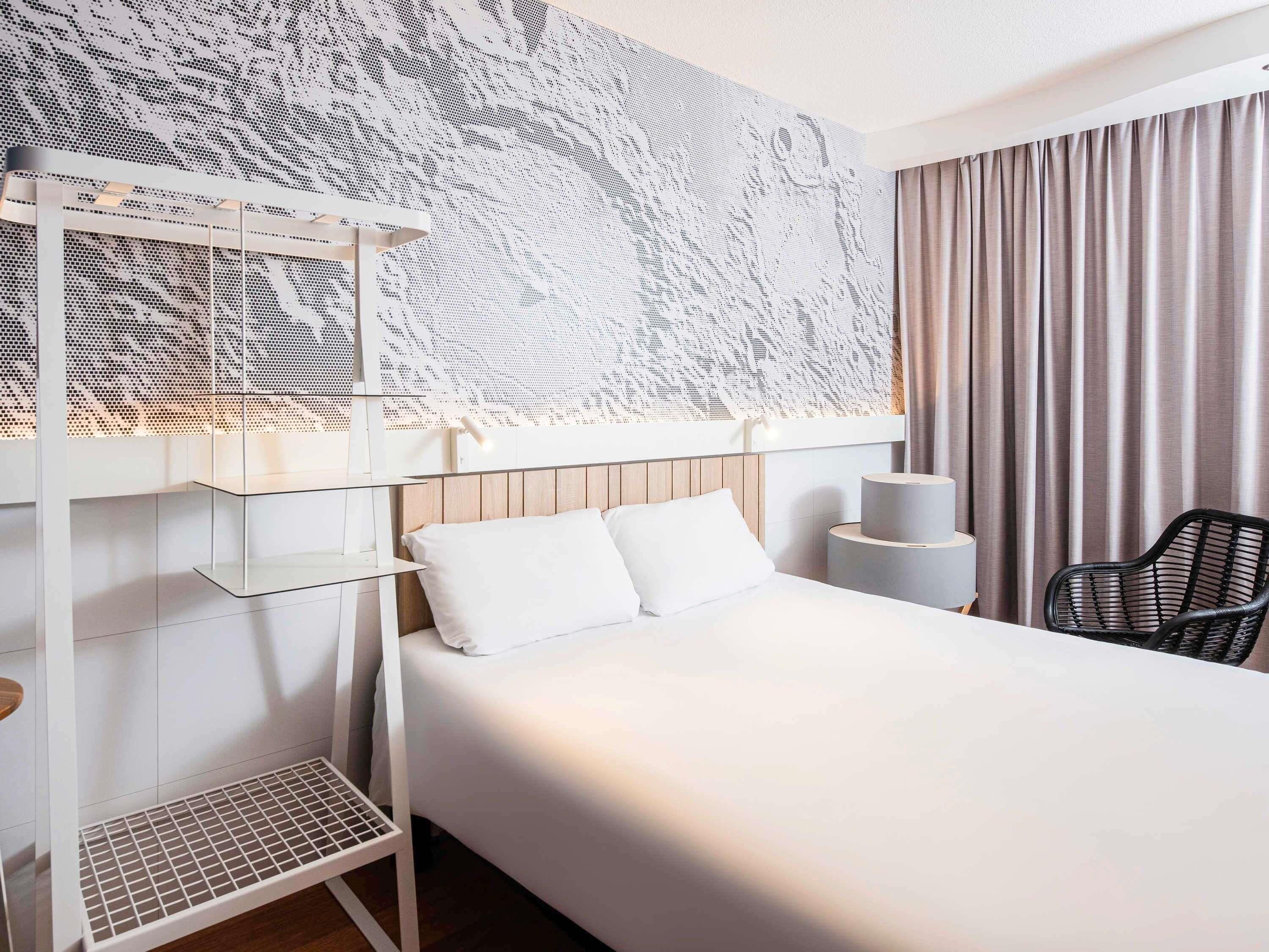 スタンダード ルーム ダブルベッド 1 台 | セーフティボックス (室内)、客室ごとに異なる装飾、客室ごとに異なるインテリア、デスク