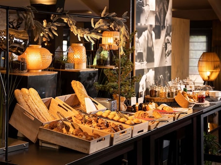 Desayuno buffet diario (EUR 14.90 por persona)