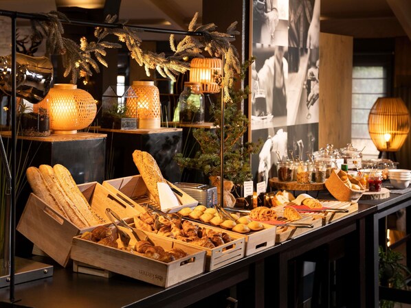 Daily buffet breakfast (EUR 14.90 per person)