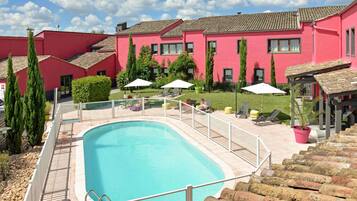 Piscine extérieure (ouverte en saison), parasols de plage