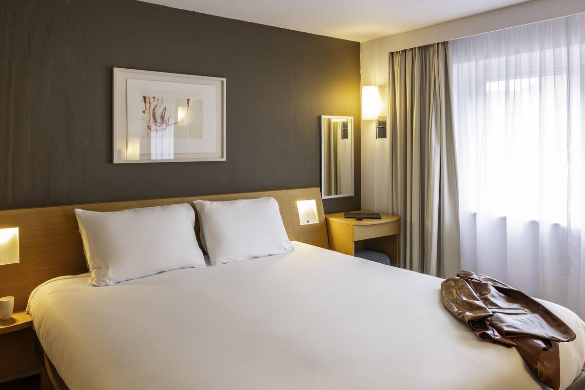 Suite, 1 King Bed with Sofa bed | Hypo-allergenic bedding, pillow-top beds, in-room safe, desk