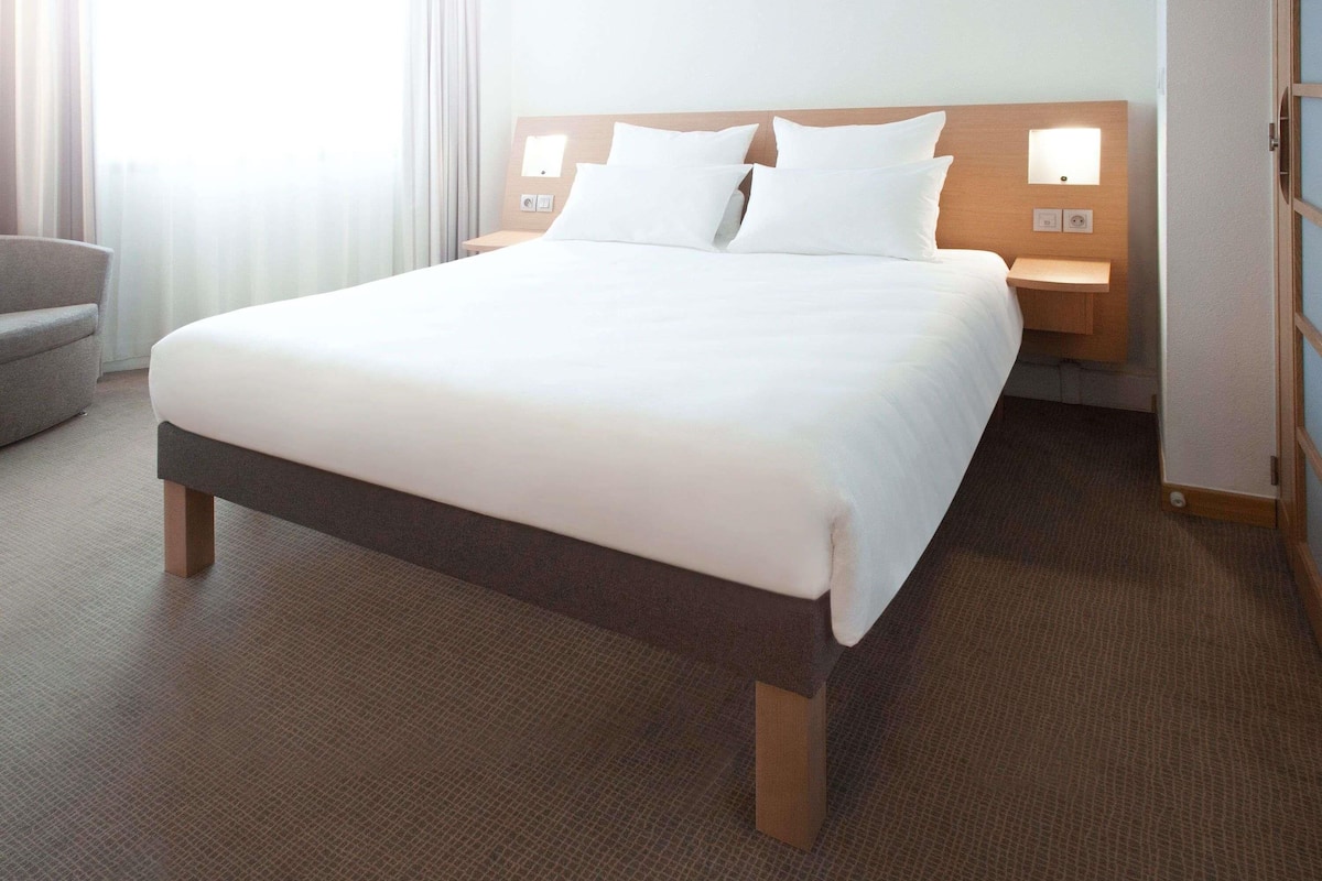 Kamar Superior, 1 Tempat Tidur King | Seprai antialergi, bantalan ekstra lembut, brankas, dan meja kerja