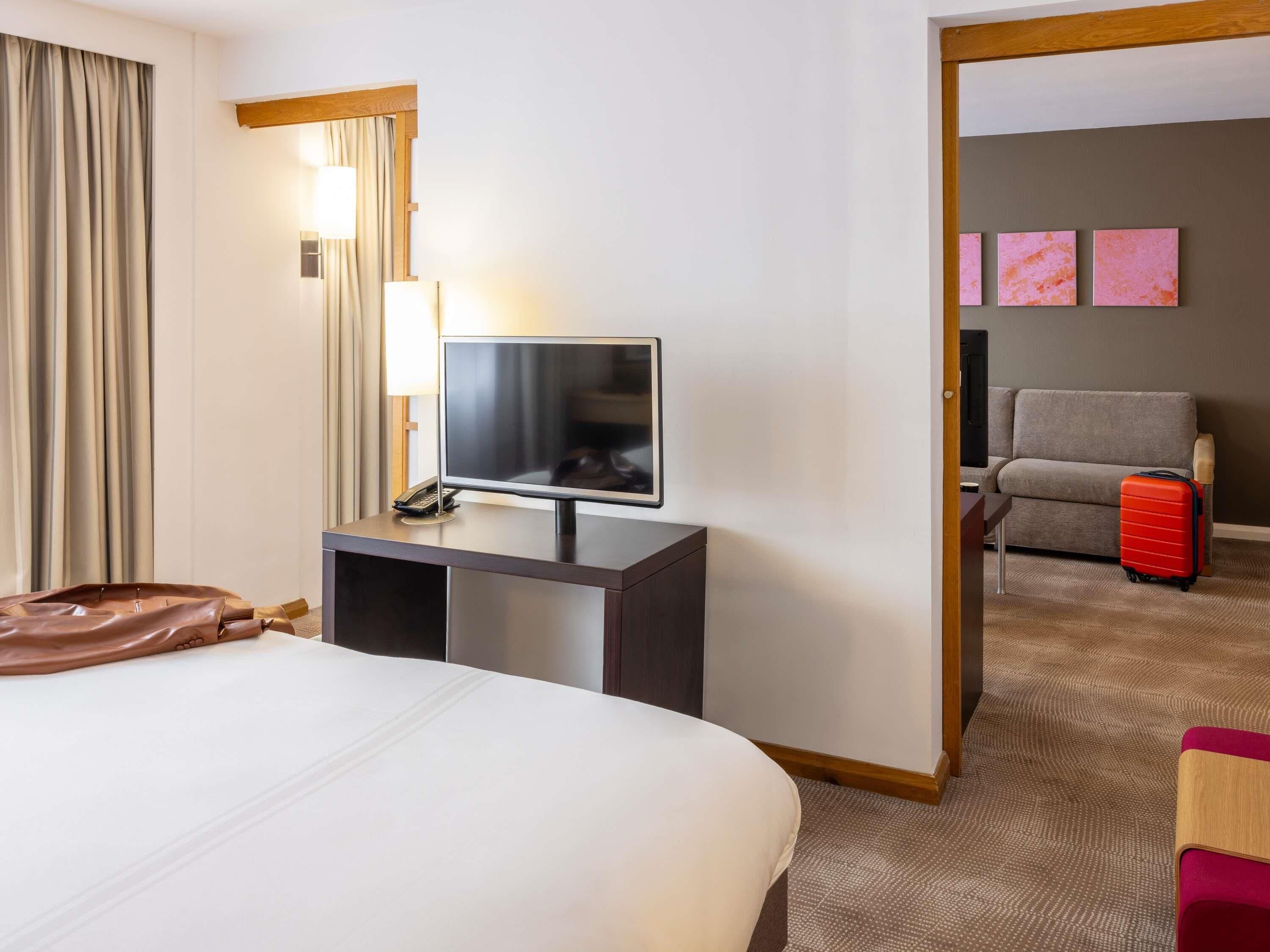 Suite, 1 King Bed with Sofa bed | Hypo-allergenic bedding, pillowtop beds, in-room safe, desk