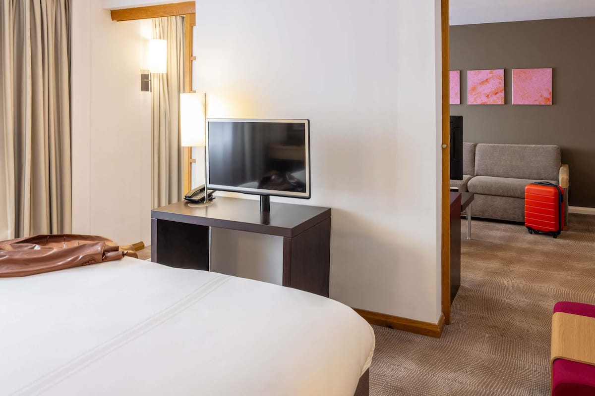 Suite, 1 King Bed with Sofa bed | Hypo-allergenic bedding, pillowtop beds, in-room safe, desk