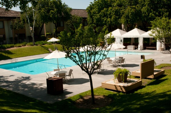 Outdoor pool, free pool cabanas, pool umbrellas