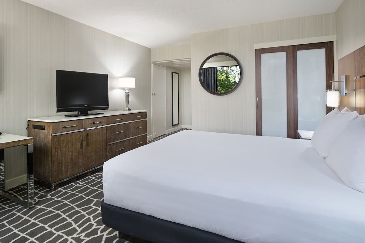 In-room safe, desk, iron/ironing board, cribs/infant beds