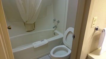 Bañera con ducha, bañera profunda, secador de pelo, toallas