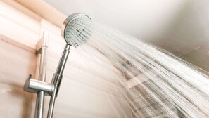 Combined shower/bathtub, deep-soaking bathtub, hair dryer, towels - Magnuson Hotel Red Baron (Garden City)