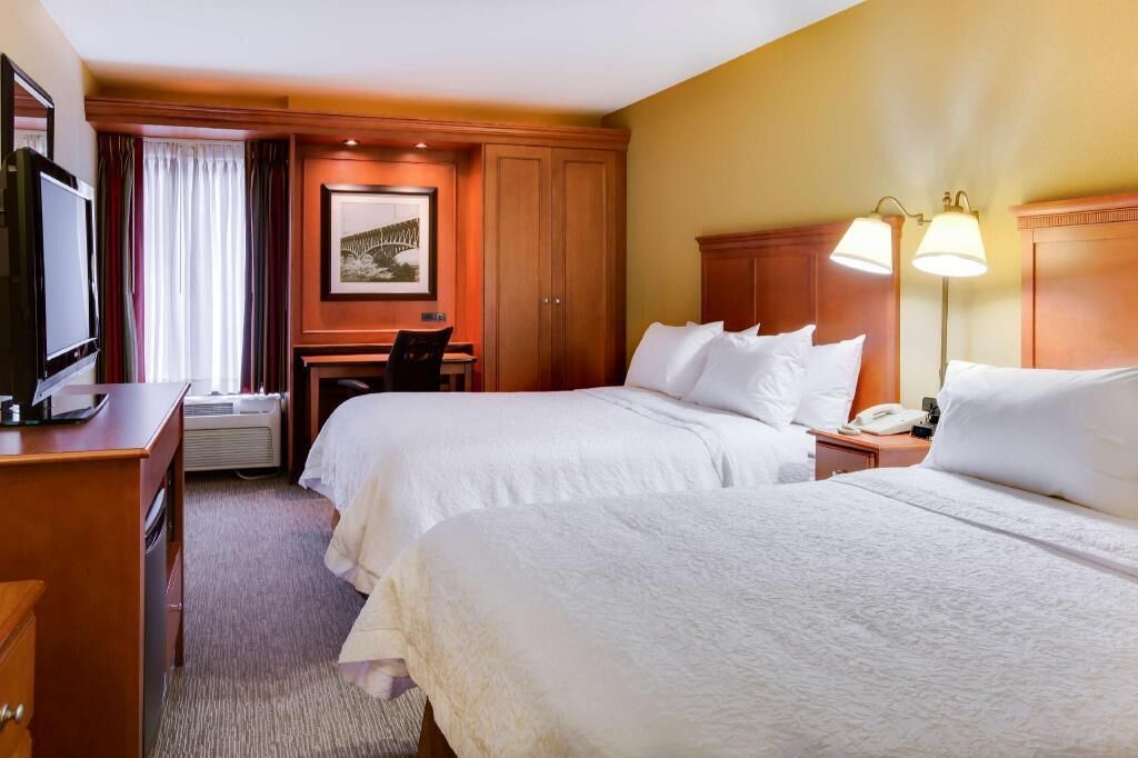 Escritorio, cortinas blackout y tabla de planchar con plancha 