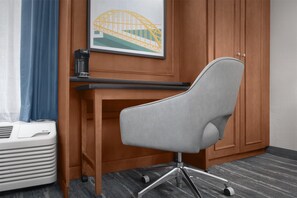 Escritorio, cortinas blackout y tabla de planchar con plancha 