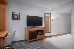 Habitación, 1 cama Queen size, para no fumadores | Escritorio, cortinas blackout y tabla de planchar con plancha 