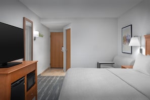 Zimmer, 1 King-Bett, Nichtraucher | Wohnbereich | 43-Zoll-LCD-Fernseher mit Satellitenempfang, Fernseher
