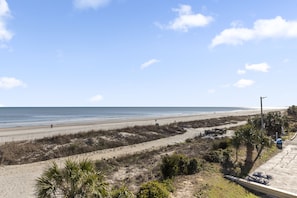 På stranden, hvidt sand