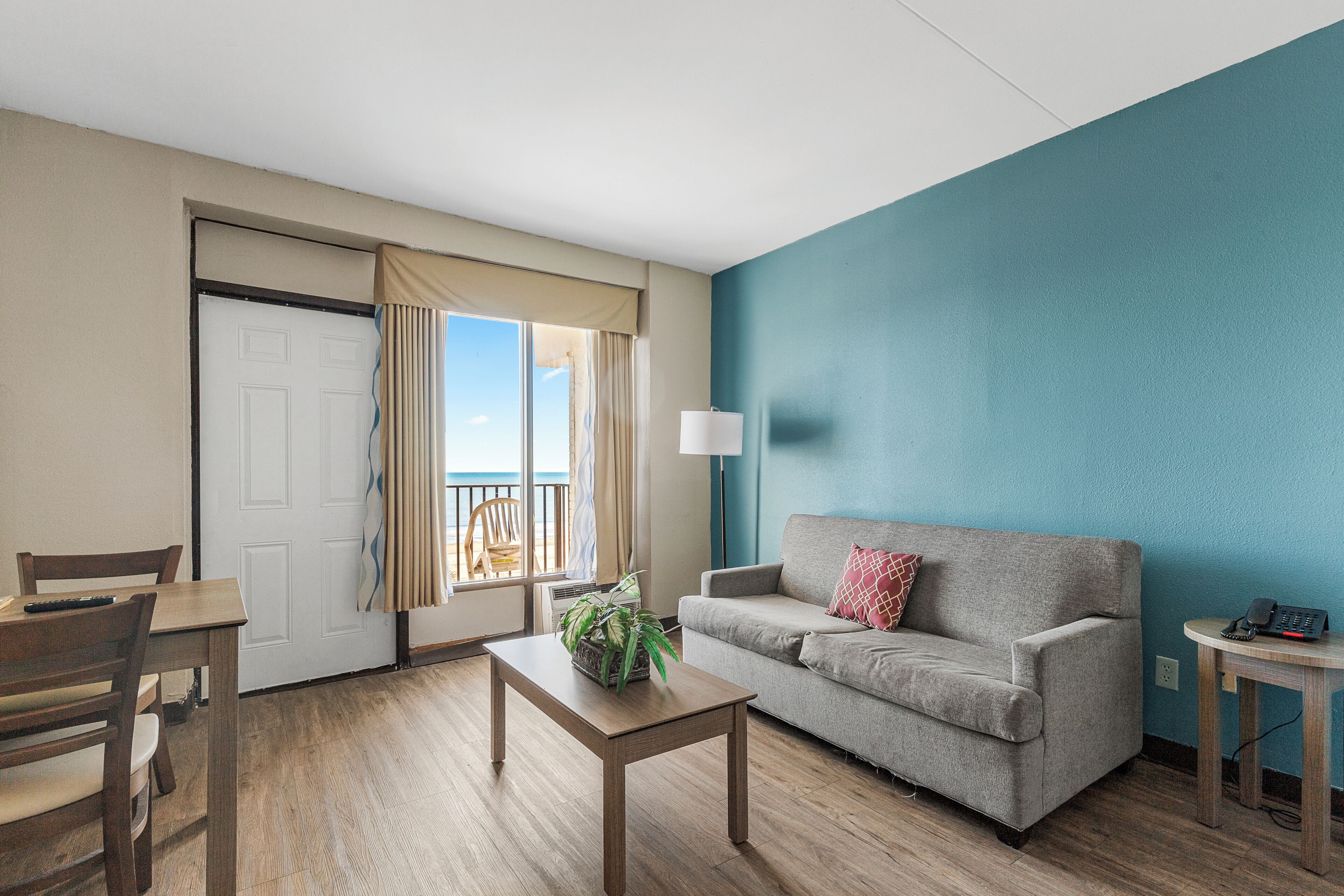 Photo - Ocean Crest Inn and Suites