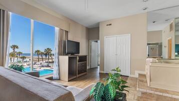 Jacuzzi 1 Bedroom, 1 Living room City View | Living area | 37-inch flat-screen TV with cable channels, TV