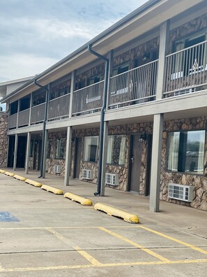 Exterior - Cattle Country Lodge (Stroud)