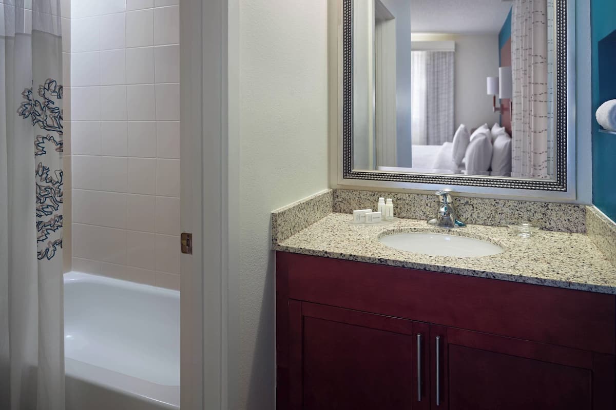 suite, 2 bedrooms | bathroom | combined shower/bathtub, free toiletries, hair dryer, towels