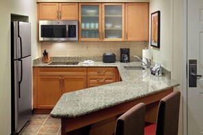 Studio, 1 King Bed with Sofa bed | Private kitchen | Fridge, microwave, coffee/tea maker