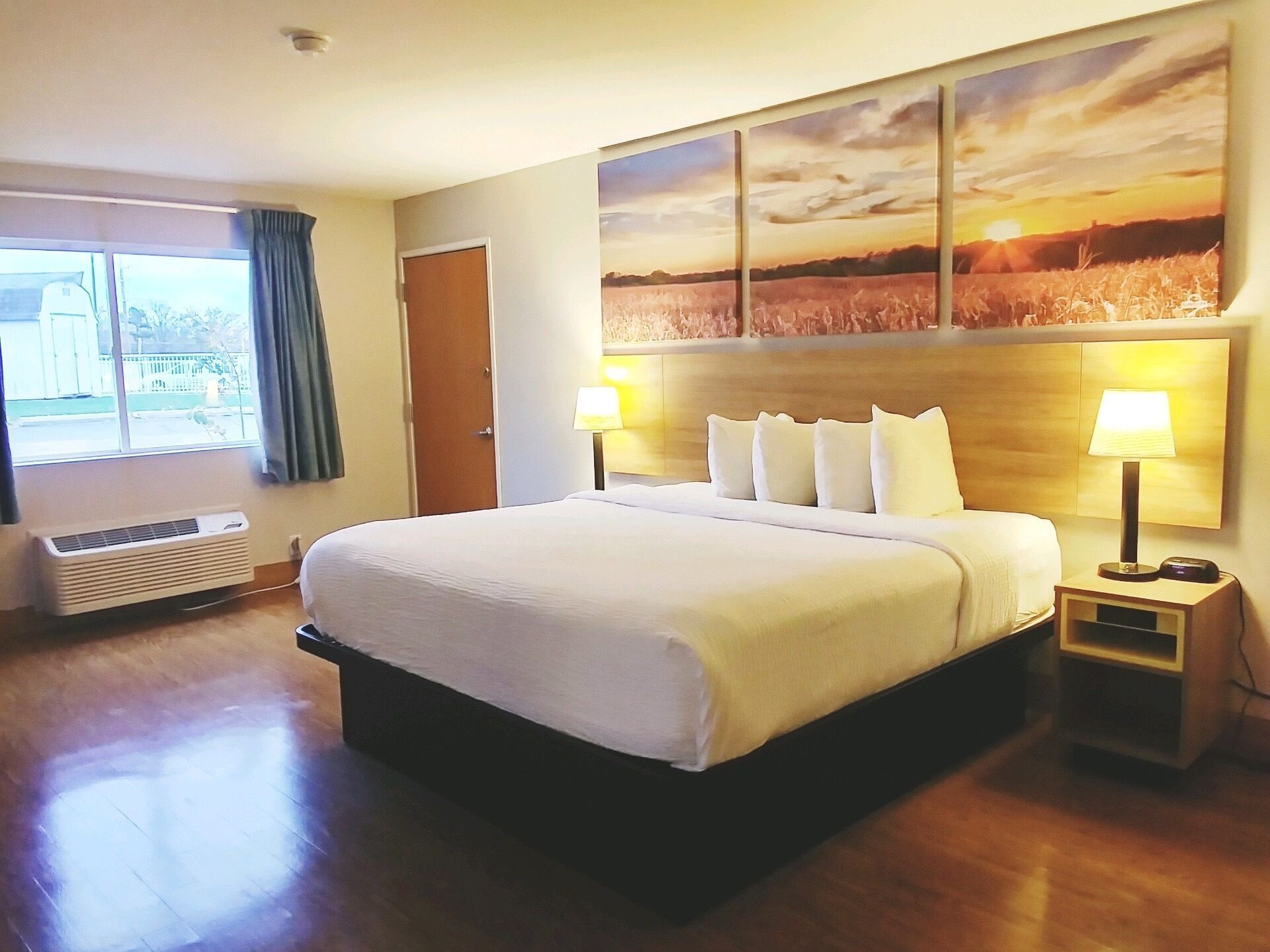 开间套房, 1 张特大床, 无烟房 | 办公桌、熨斗/熨衣板、免费婴儿床、免费 WiFi