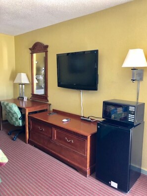 Deluxe Single Room, 1 King Bed, Non Smoking, Refrigerator & Microwave