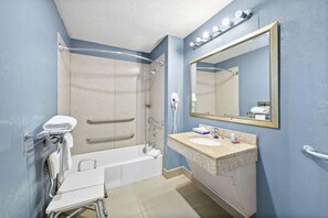 In-room safe, desk, iron/ironing board, free WiFi - Quality Inn & Suites Fayetteville I-95 (Fayetteville)