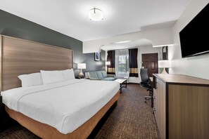 In-room safe, desk, iron/ironing board, free WiFi - Quality Inn & Suites Fayetteville I-95 (Fayetteville)