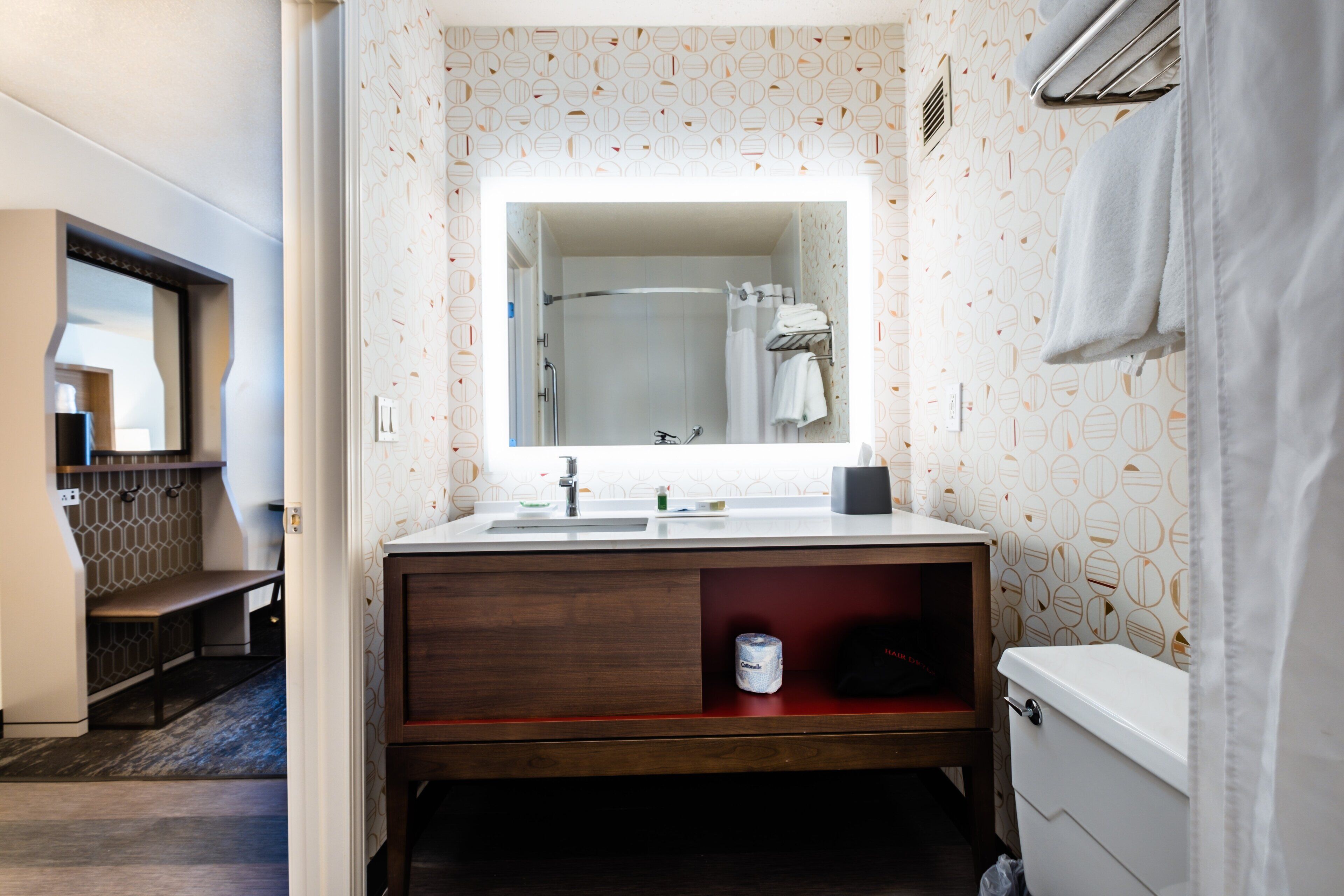 combined shower/bathtub, hair dryer, towels