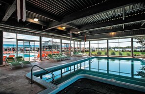 Una piscina cubierta, una piscina al aire libre