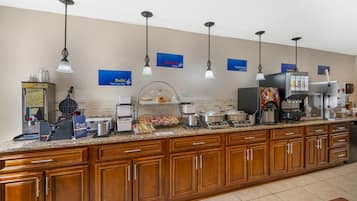Café da manhã com buffet grátis todos os dias