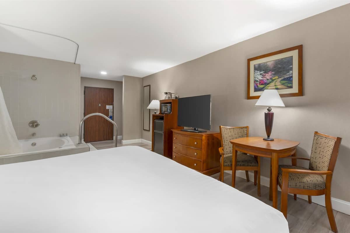 Standard Room, 1 King Bed, Non Smoking, Jetted Tub | Iron/ironing board, free cribs/infant beds, rollaway beds, free WiFi