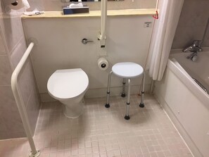 Combined shower/tub, deep soaking tub, free toiletries, hair dryer