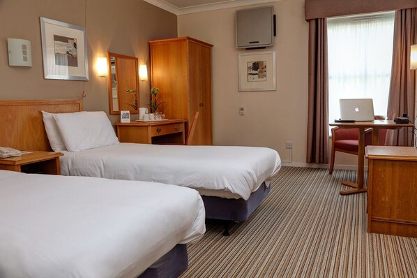 Comfort Room, 2 Twin Beds, Non Smoking | Bathroom | Combined shower/tub, deep soaking tub, free toiletries, hair dryer