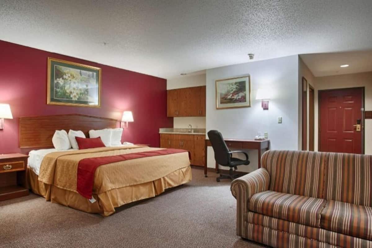 Desk, laptop workspace, iron/ironing board, rollaway beds