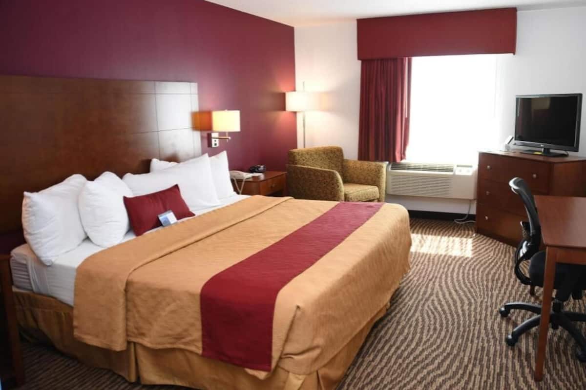 Desk, laptop workspace, iron/ironing board, rollaway beds