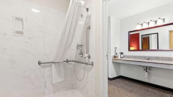 Standard-huone, 1 suuri parisänky, esteetön, jääkaappi ja mikroaaltouuni (Walk-in Shower) | Kylpyhuone | Ilmaiset hygieniatuotteet, hiustenkuivaaja, pyyhkeet
