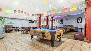 供应午餐、晚餐和早午餐