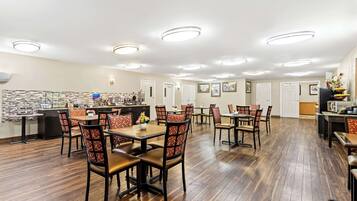 Petit déjeuner complet compris tous les jours