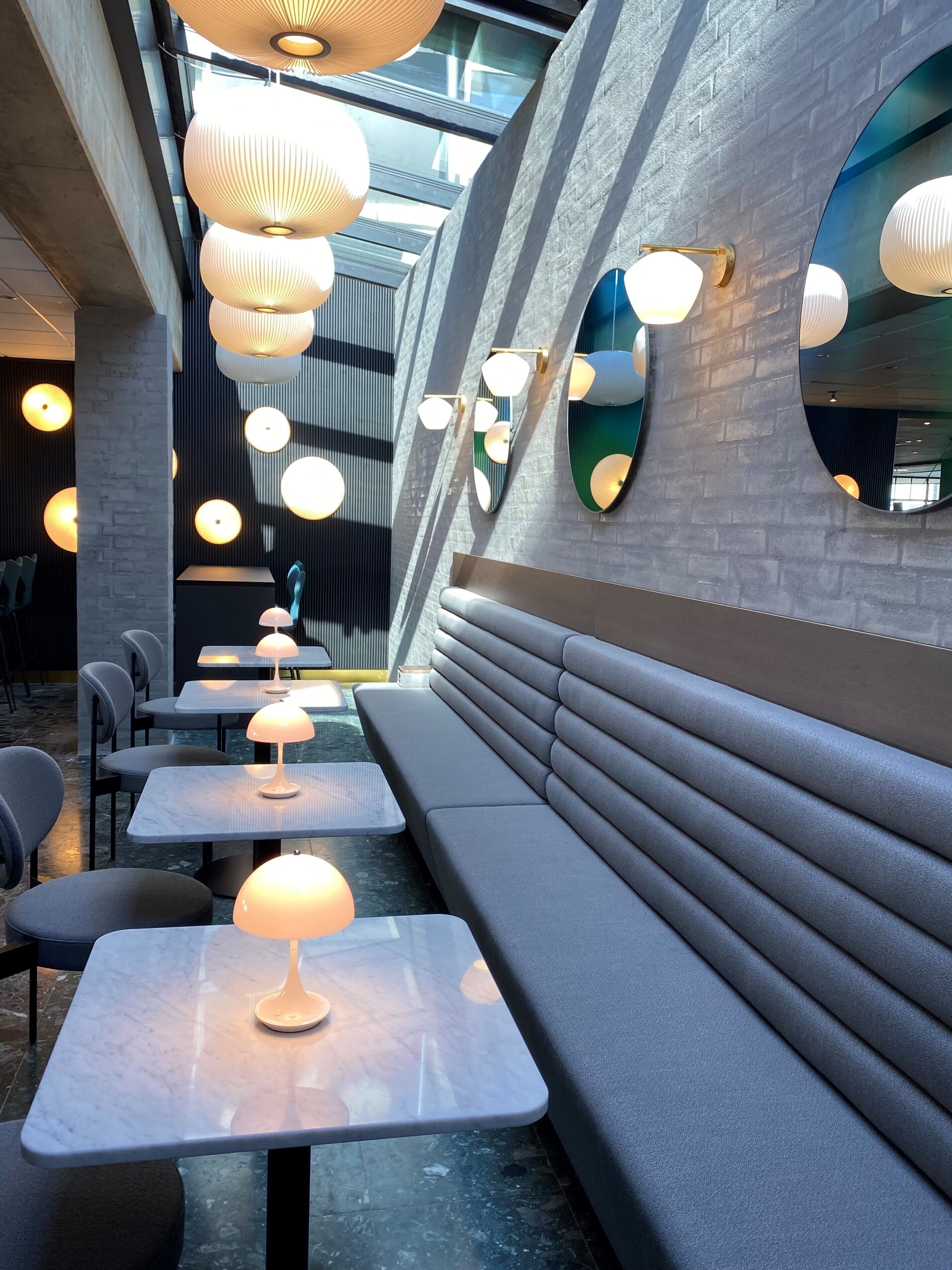 lunch and dinner served, international cuisine