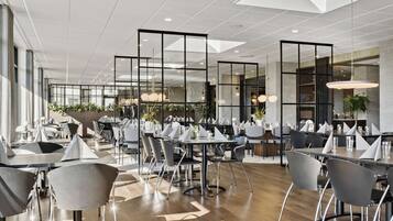 Lunch and dinner served, international cuisine