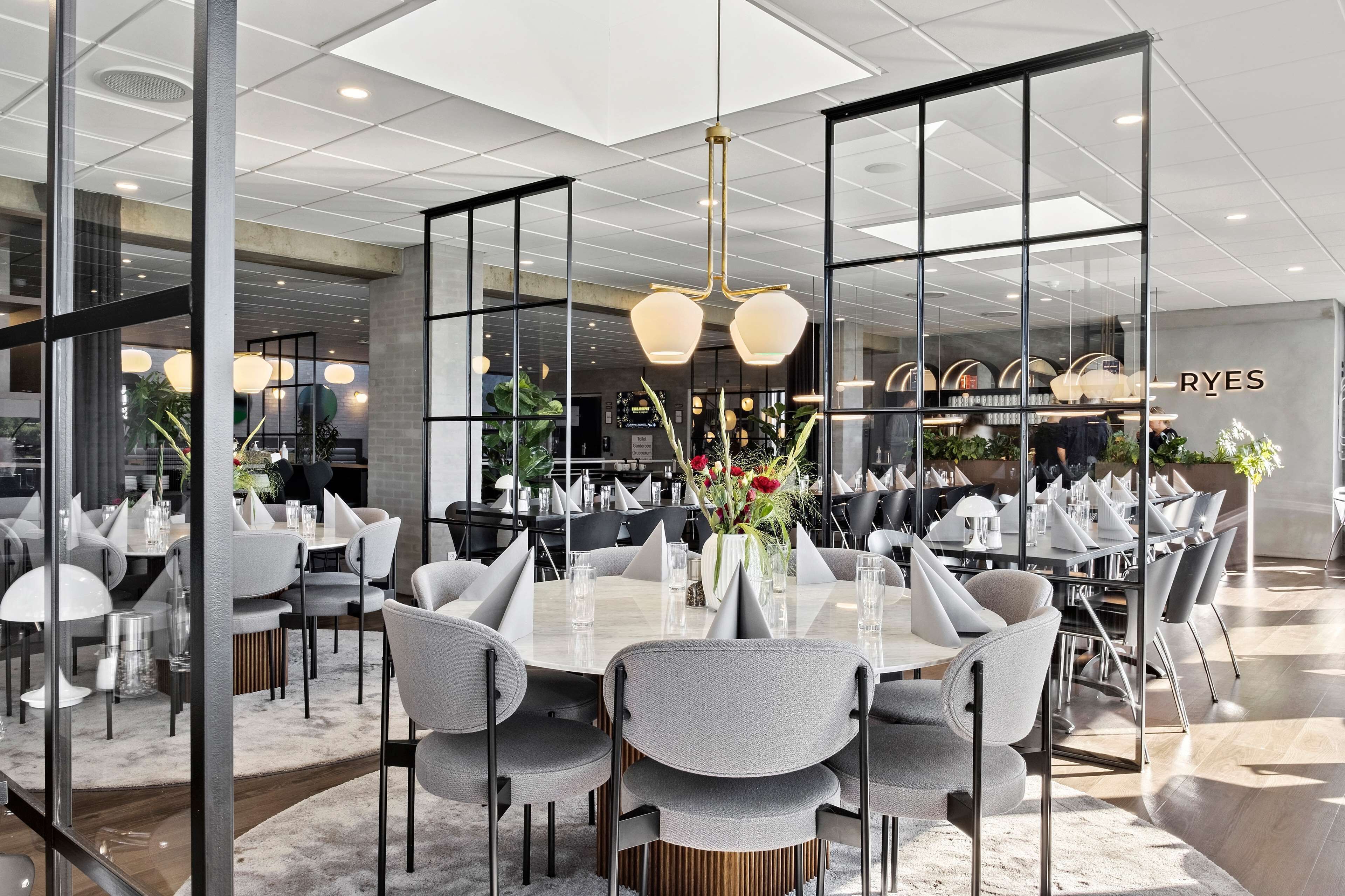 Lunch and dinner served, international cuisine