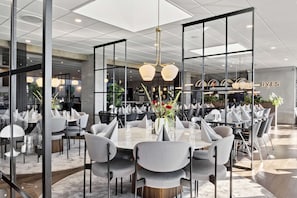 Lunch and dinner served, international cuisine