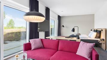 Rom – premium, 1 kingsize-seng, ikke-røyk, terrasse (Living Room;with Sofabed) | Allergitestet sengetøy, safe på rommet og individuelt dekorert